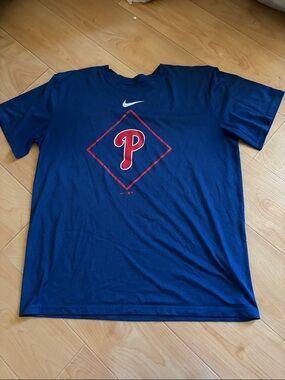 Nike Men's L Philadelphia Phillies Logo Tee with Red Design